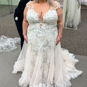 Stunning Galina Signature Wedding gown